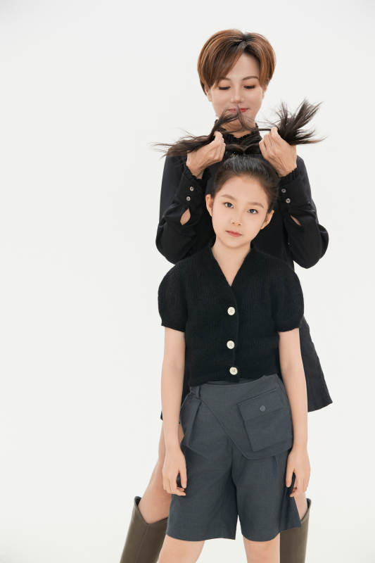 白色背景里的美丽妈妈与可爱女儿亲子人像图片