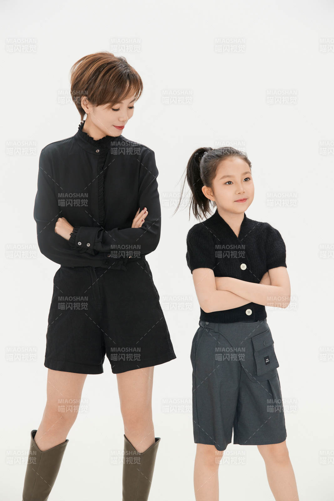 白色背景里的美丽妈妈与可爱女儿亲子人像图片