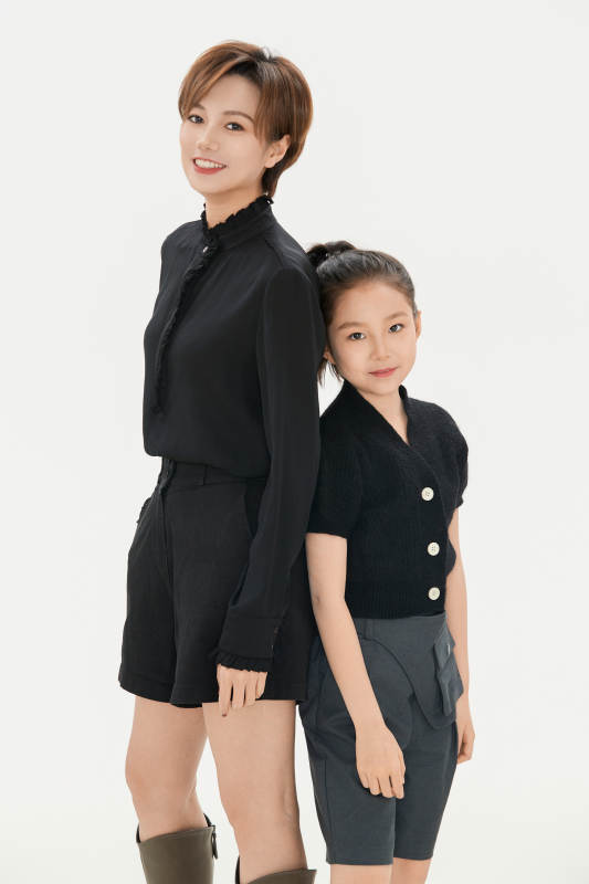 白色背景里的美丽妈妈与可爱女儿亲子人像图片