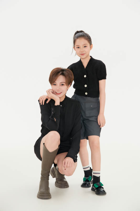 白色背景里的美丽妈妈与可爱女儿亲子人像图片