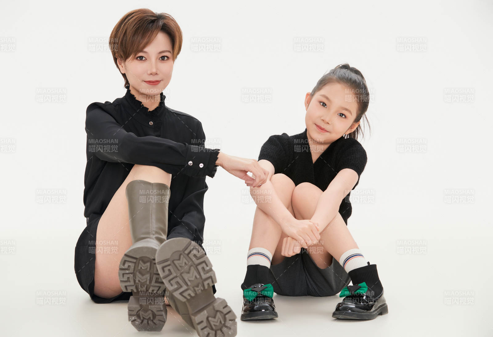 白色背景里的美丽妈妈与可爱女儿亲子人像图片