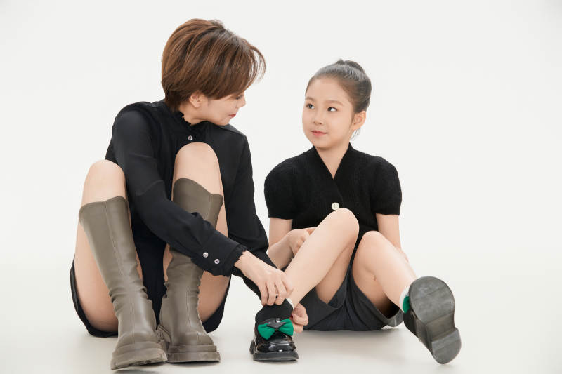 白色背景里的美丽妈妈与可爱女儿亲子人像图片