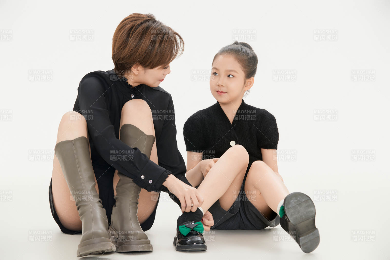 白色背景里的美丽妈妈与可爱女儿亲子人像图片