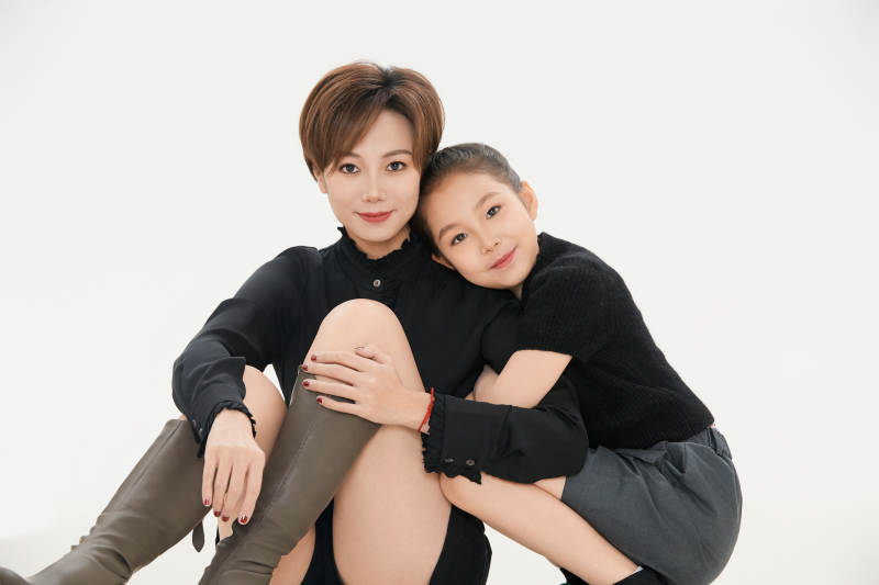 白色背景里的美丽妈妈与可爱女儿亲子人像图片