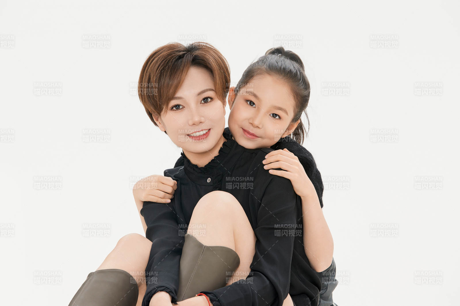 白色背景里的美丽妈妈与可爱女儿亲子人像图片