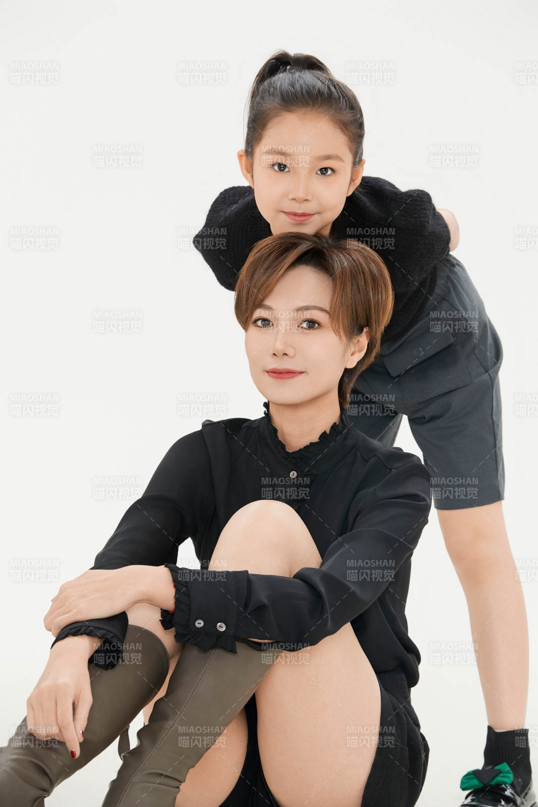 白色背景里的美丽妈妈与可爱女儿亲子人像图片