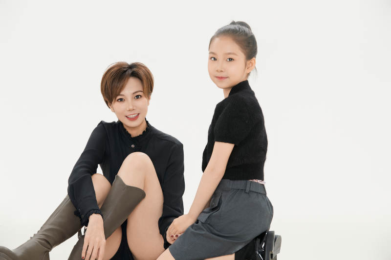 白色背景里的美丽妈妈与可爱女儿亲子人像图片