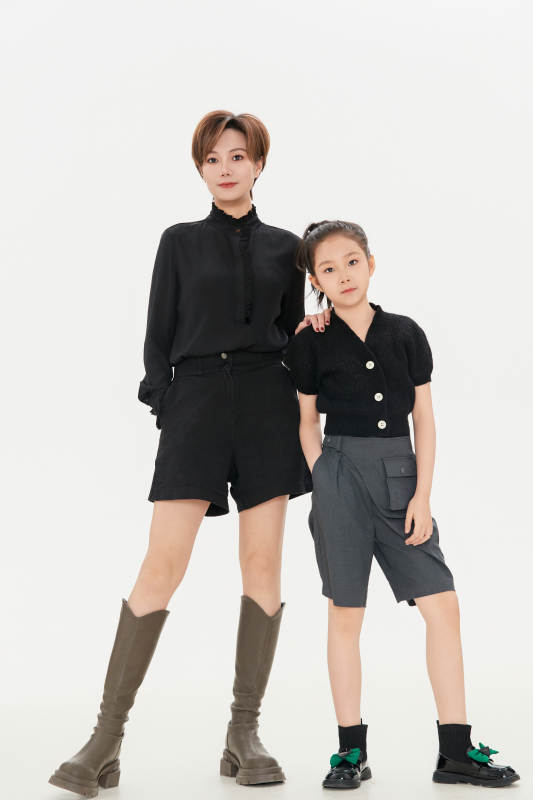 白色背景里的美丽妈妈与可爱女儿亲子人像图片