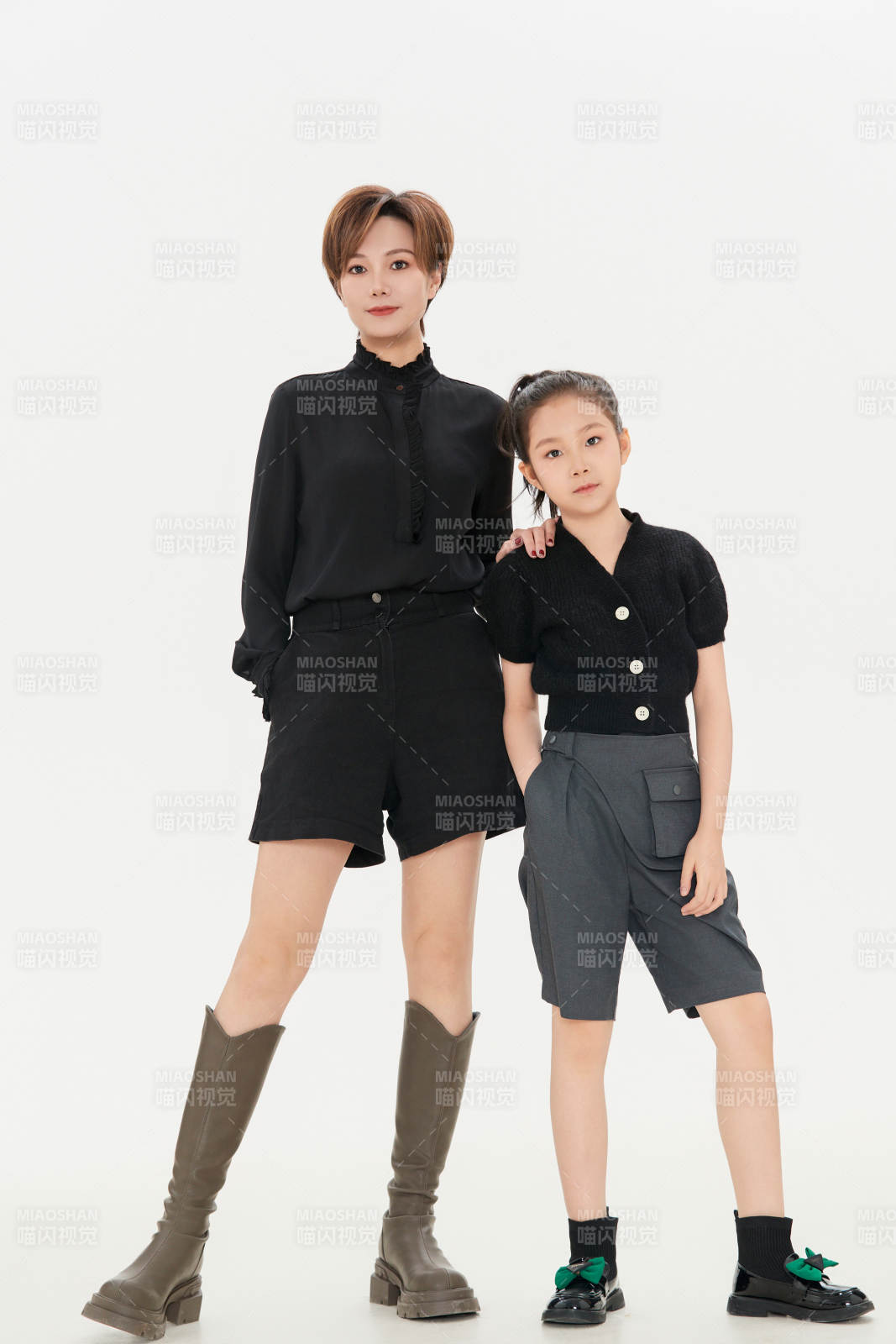 白色背景里的美丽妈妈与可爱女儿亲子人像图片