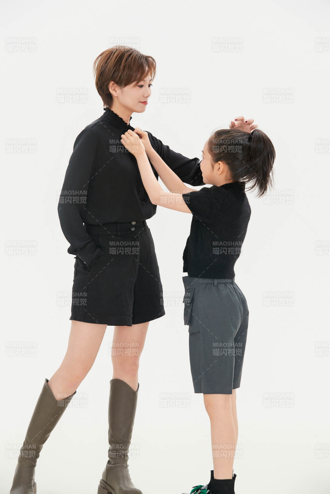 白色背景里的美丽妈妈与可爱女儿亲子人像图片