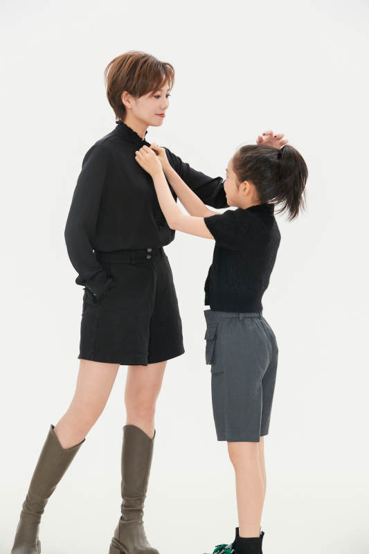 白色背景里的美丽妈妈与可爱女儿亲子人像图片