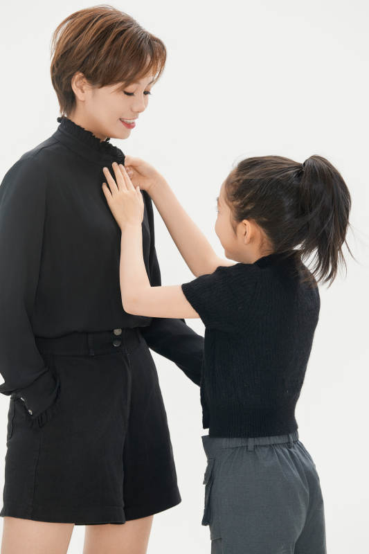 白色背景里的美丽妈妈与可爱女儿亲子人像图片