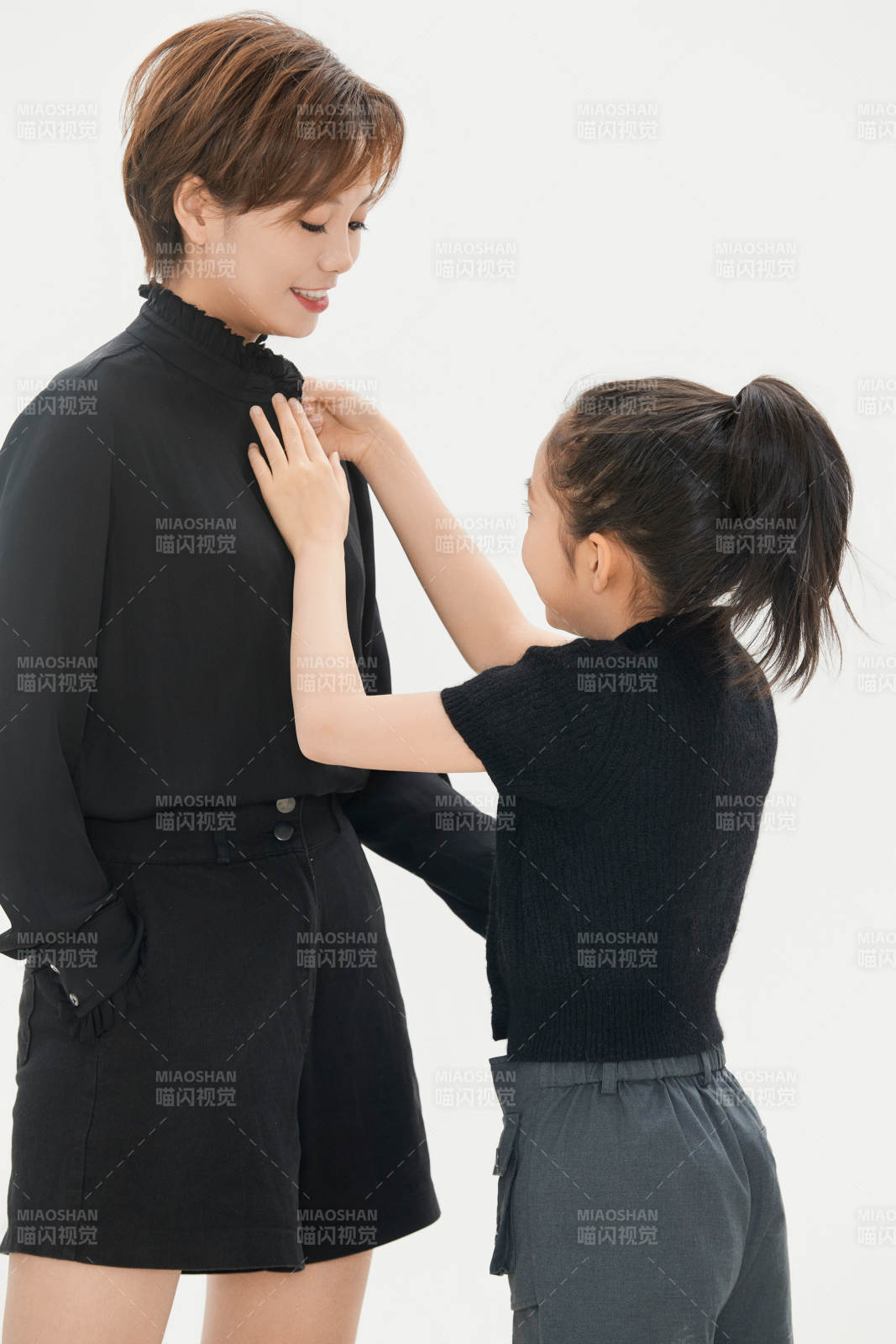 白色背景里的美丽妈妈与可爱女儿亲子人像图片