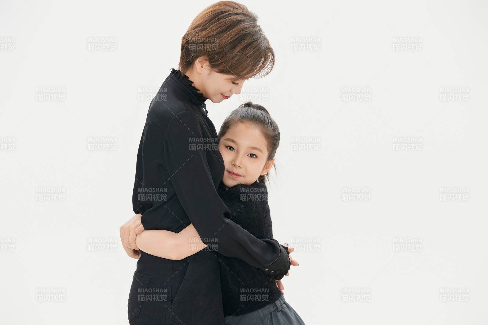 白色背景里的美丽妈妈与可爱女儿亲子人像图片
