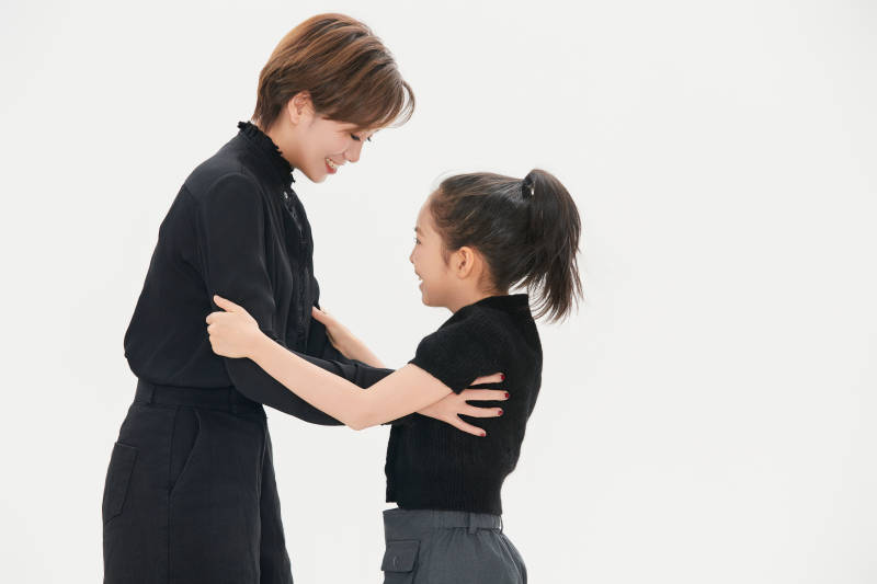 白色背景里的美丽妈妈与可爱女儿亲子人像图片