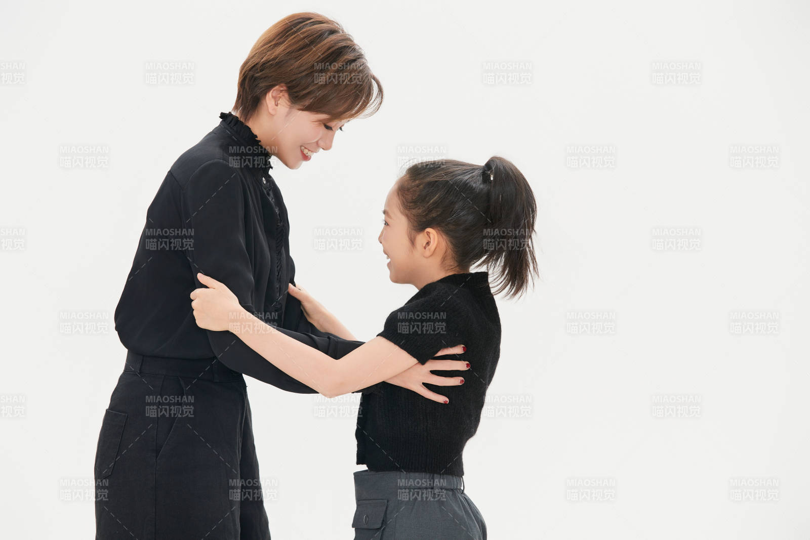 白色背景里的美丽妈妈与可爱女儿亲子人像图片