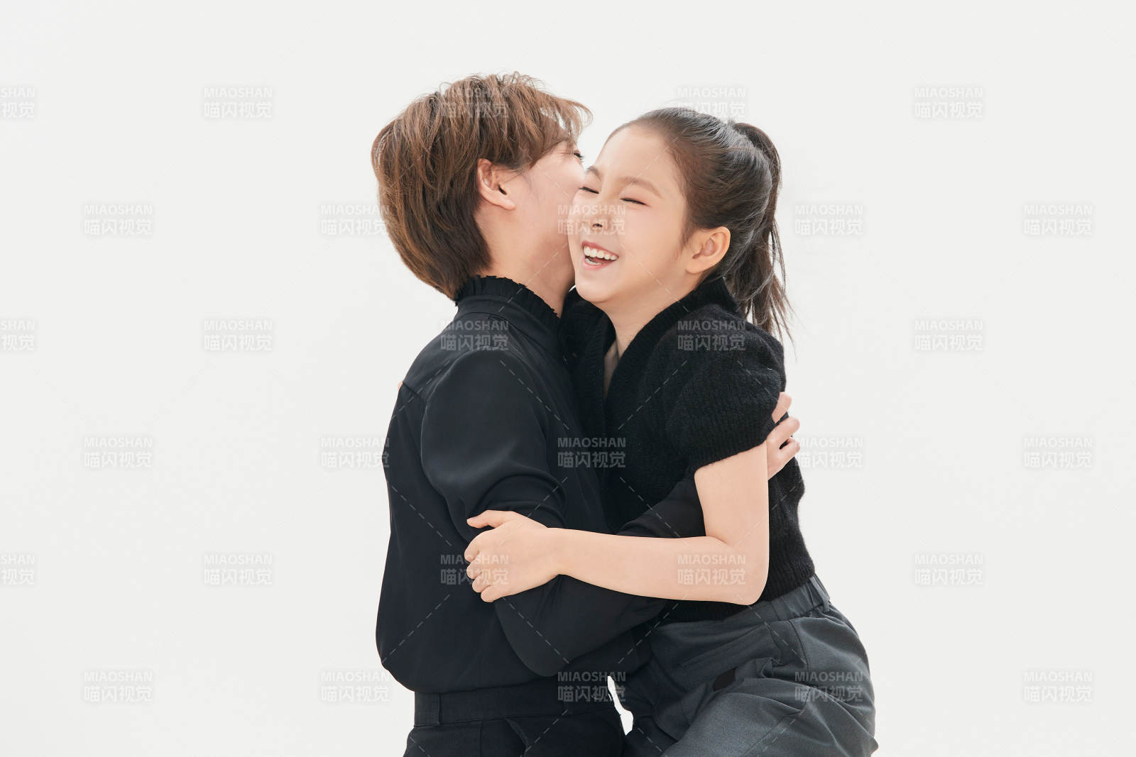 白色背景里的美丽妈妈与可爱女儿亲子人像图片