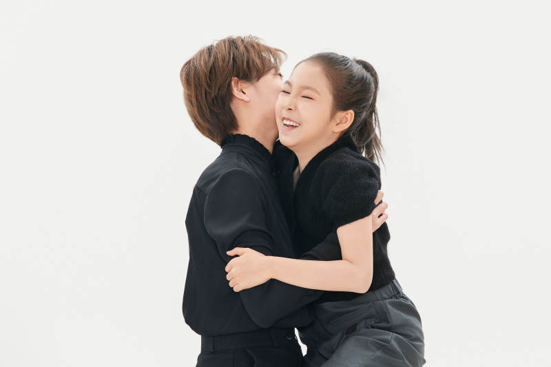 白色背景里的美丽妈妈与可爱女儿亲子人像图片