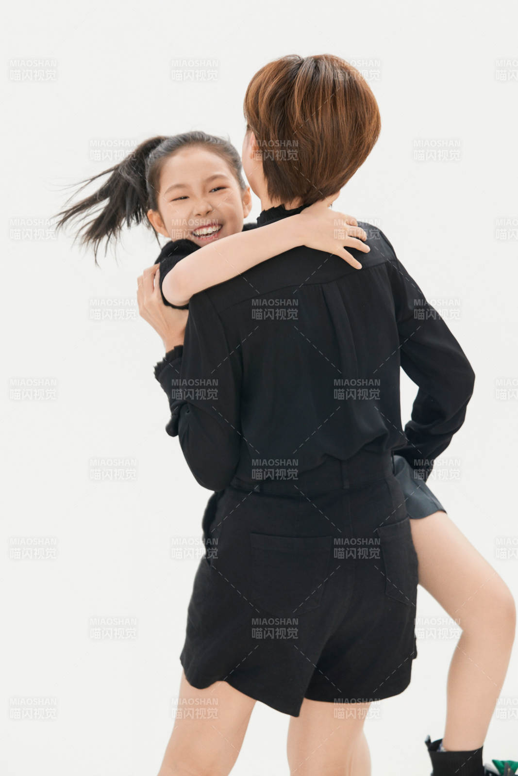 白色背景里的美丽妈妈与可爱女儿亲子人像图片