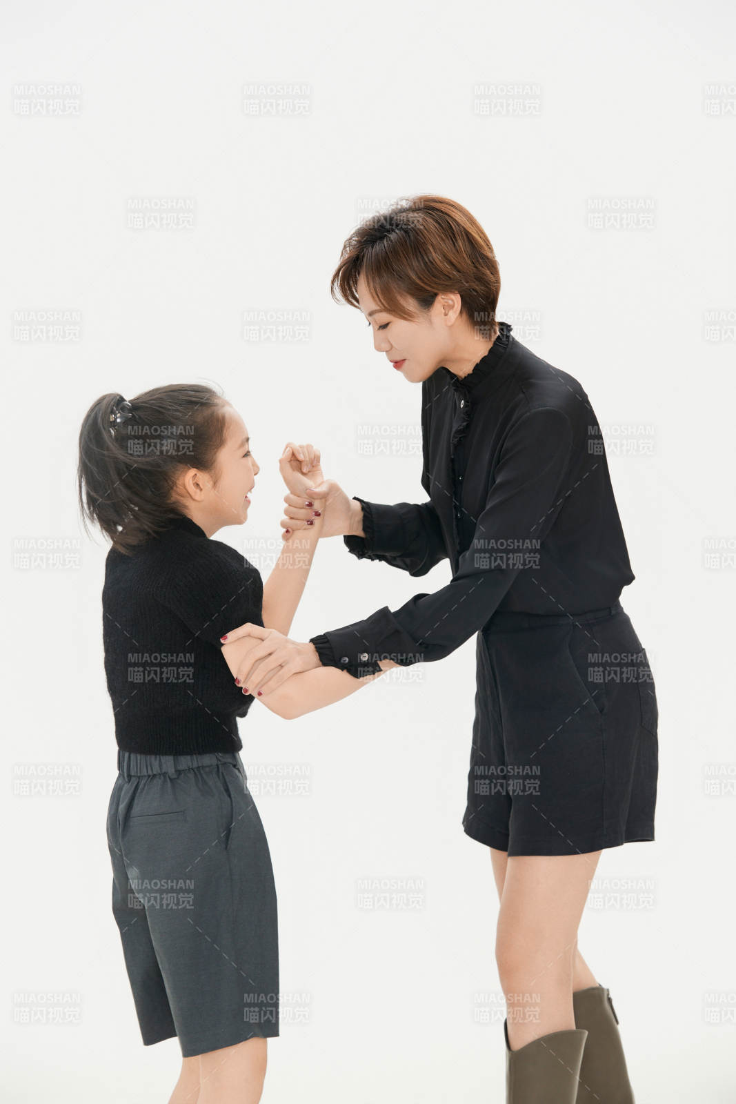 白色背景里的美丽妈妈与可爱女儿亲子人像图片