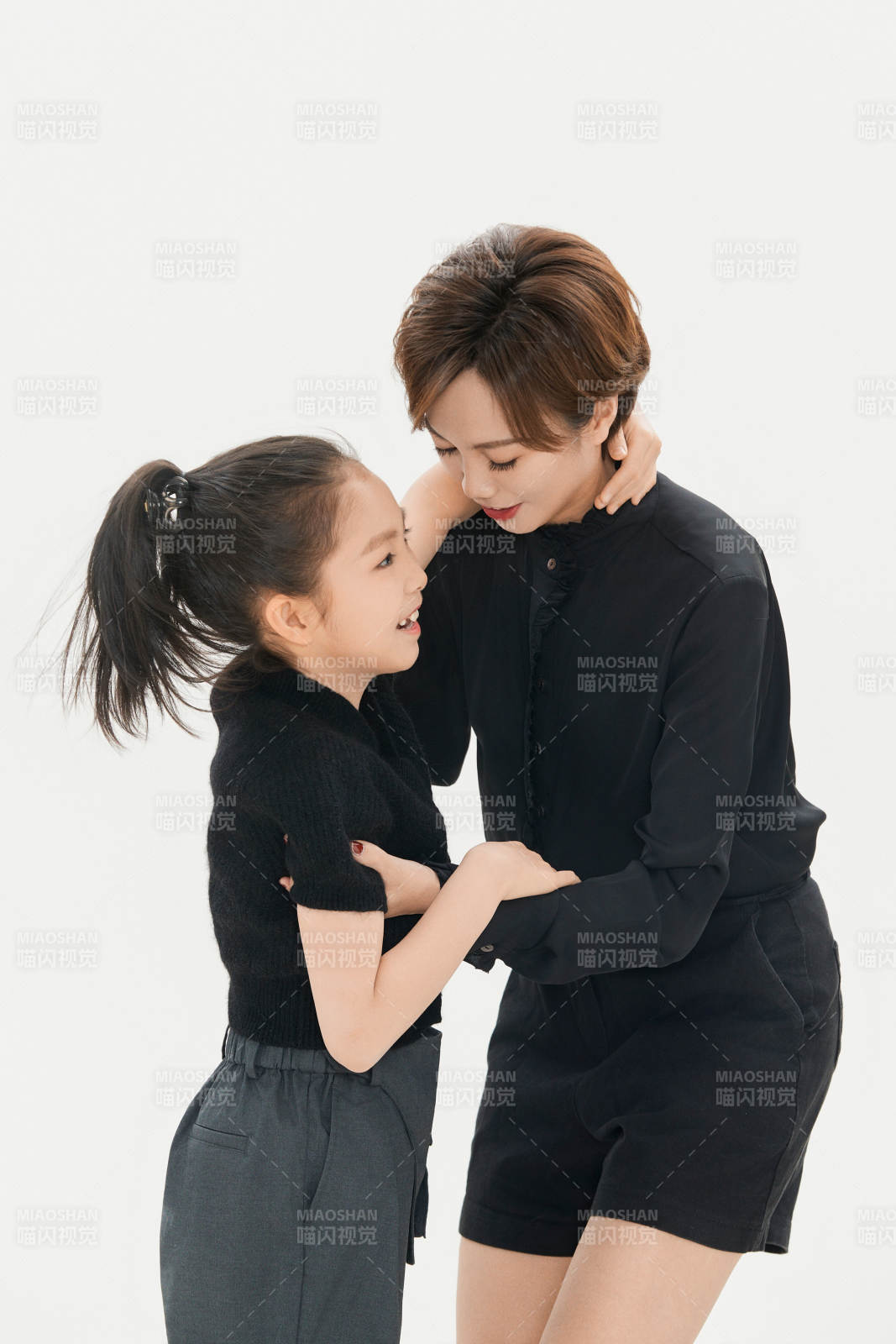 白色背景里的美丽妈妈与可爱女儿亲子人像图片