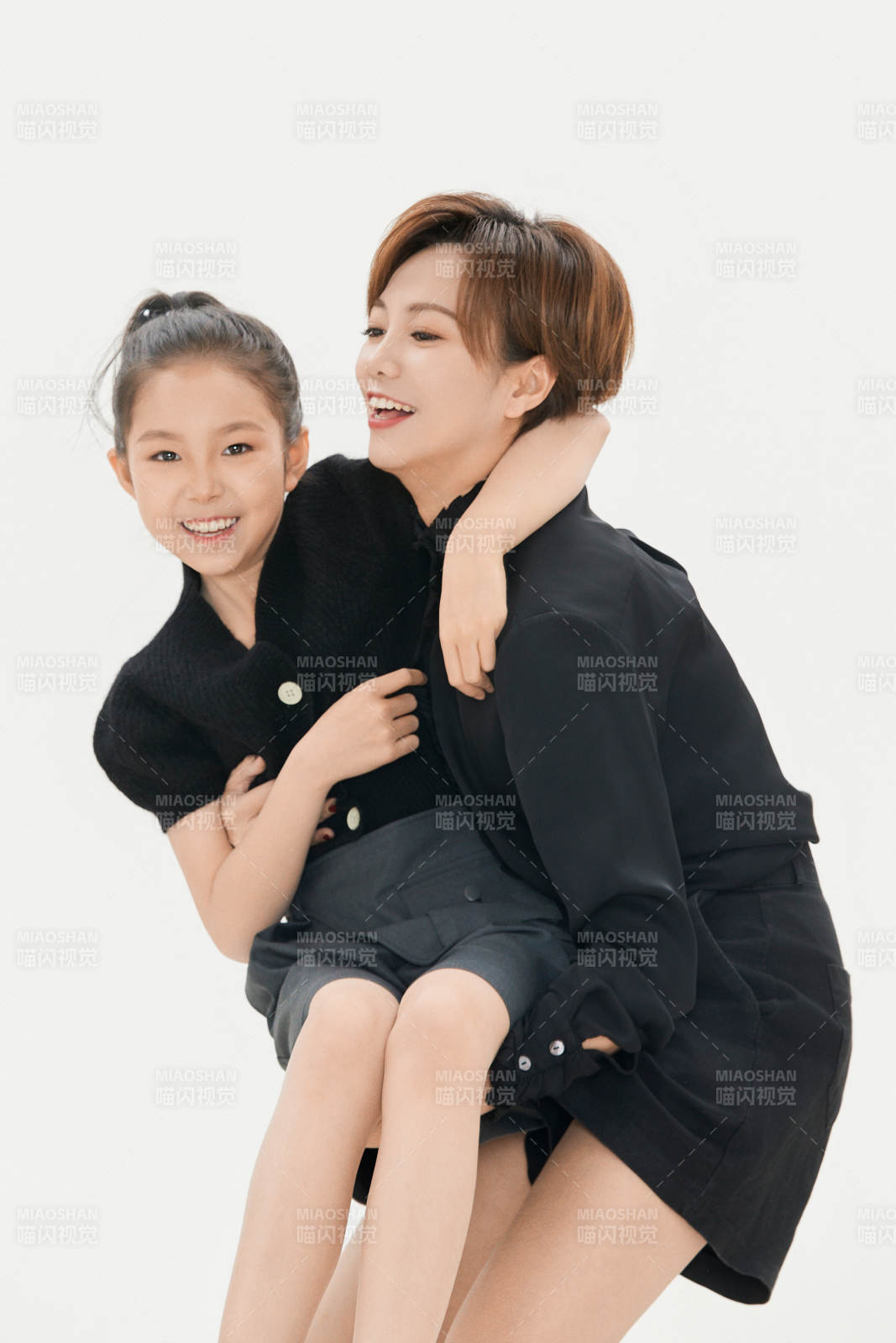 白色背景里的美丽妈妈与可爱女儿亲子人像图片