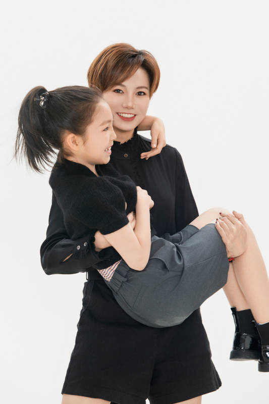 白色背景里的美丽妈妈与可爱女儿亲子人像图片