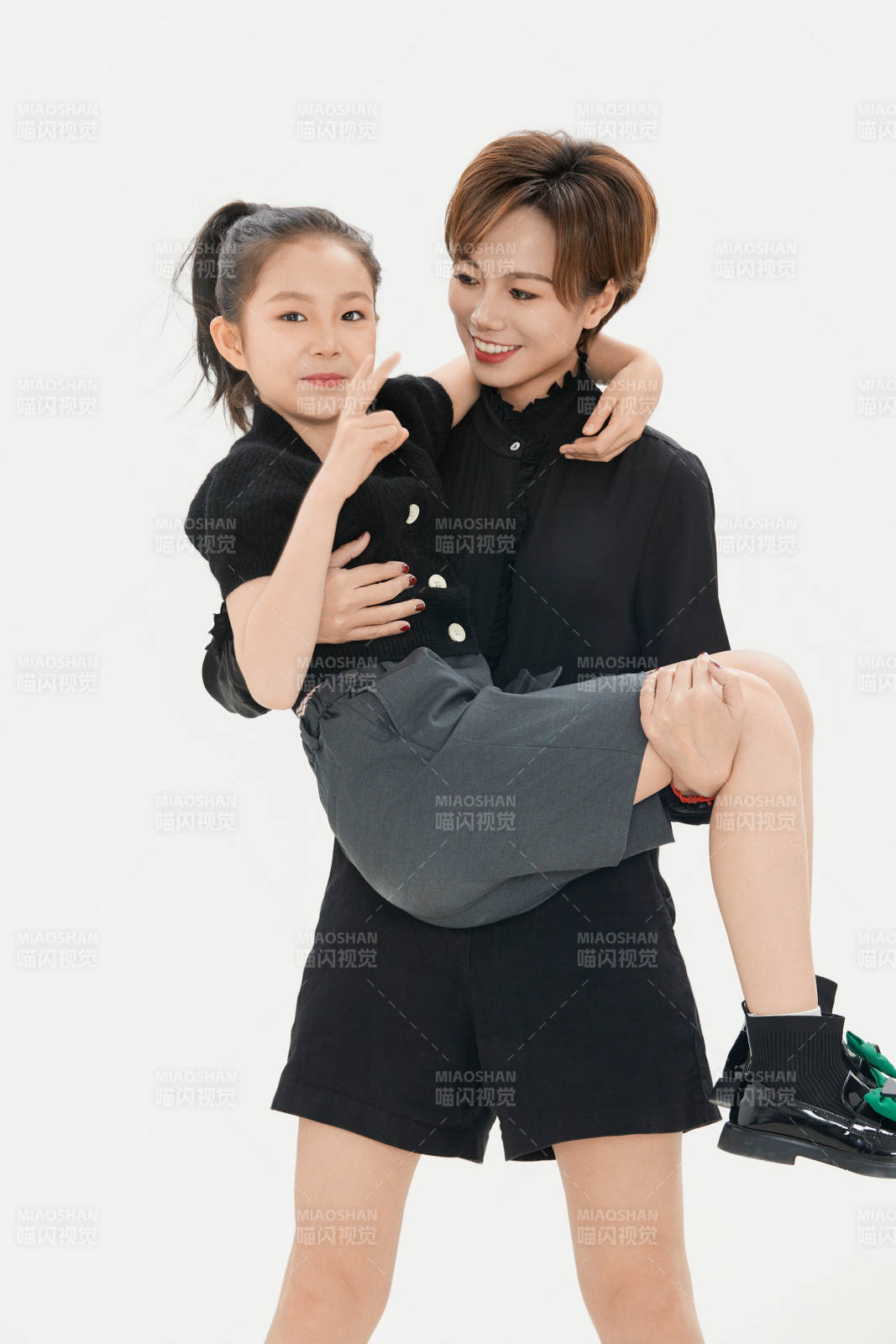 白色背景里的美丽妈妈与可爱女儿亲子人像图片