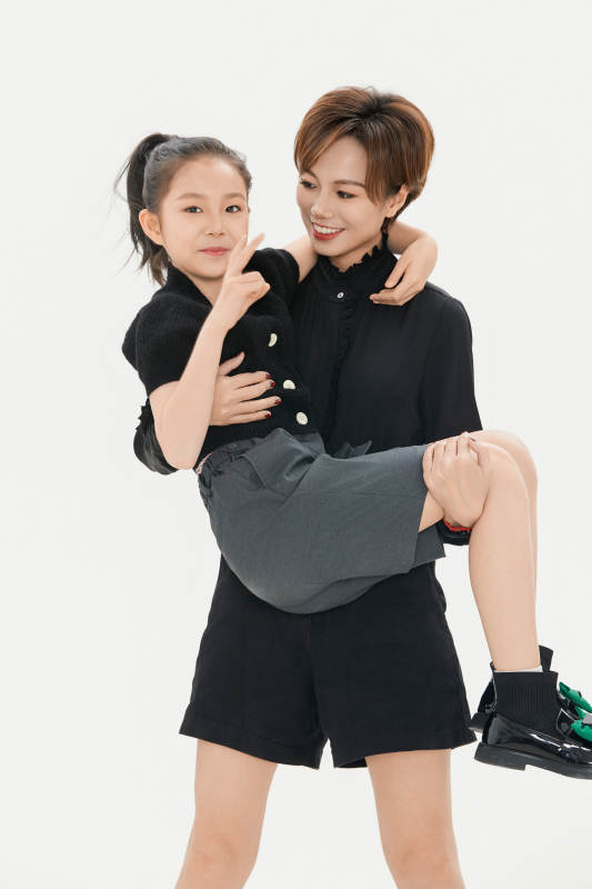 白色背景里的美丽妈妈与可爱女儿亲子人像图片