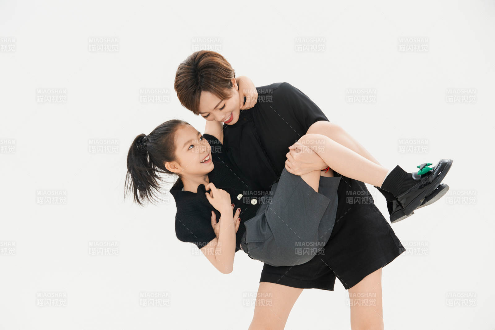 白色背景里的美丽妈妈与可爱女儿亲子人像图片