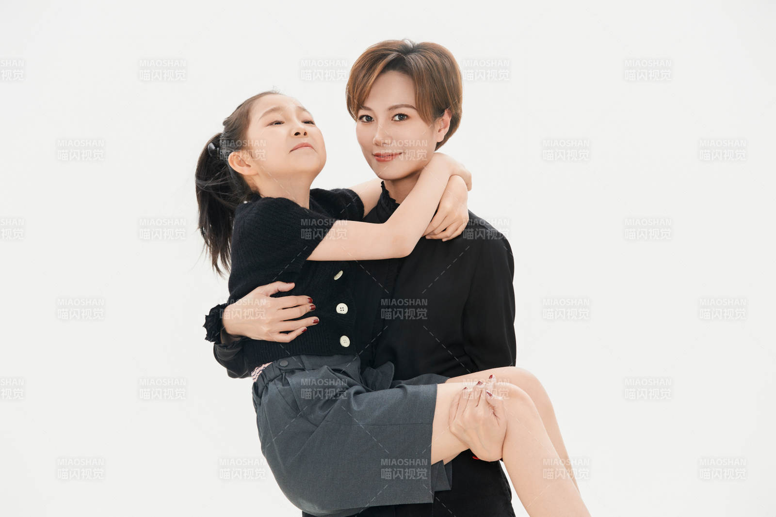 白色背景里的美丽妈妈与可爱女儿亲子人像图片