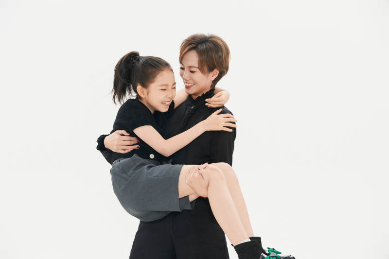 白色背景里的美丽妈妈与可爱女儿亲子人像图片