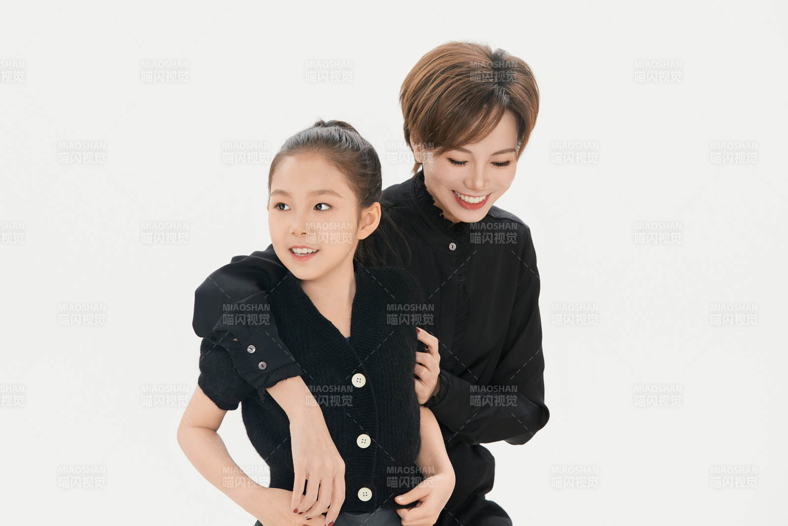 白色背景里的美丽妈妈与可爱女儿亲子人像图片