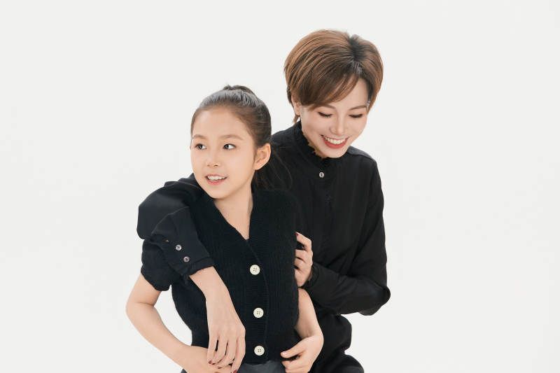 白色背景里的美丽妈妈与可爱女儿亲子人像图片