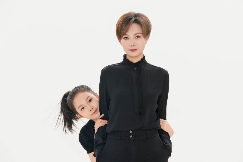 白色背景里的美丽妈妈与可爱女儿亲子人像图片