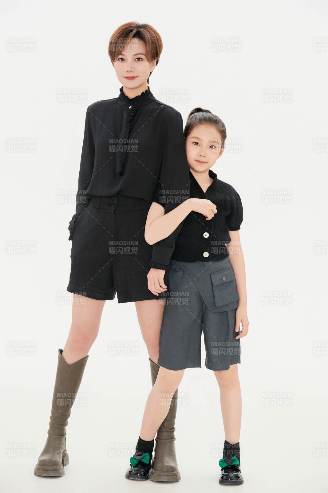 白色背景里的美丽妈妈与可爱女儿亲子人像图片