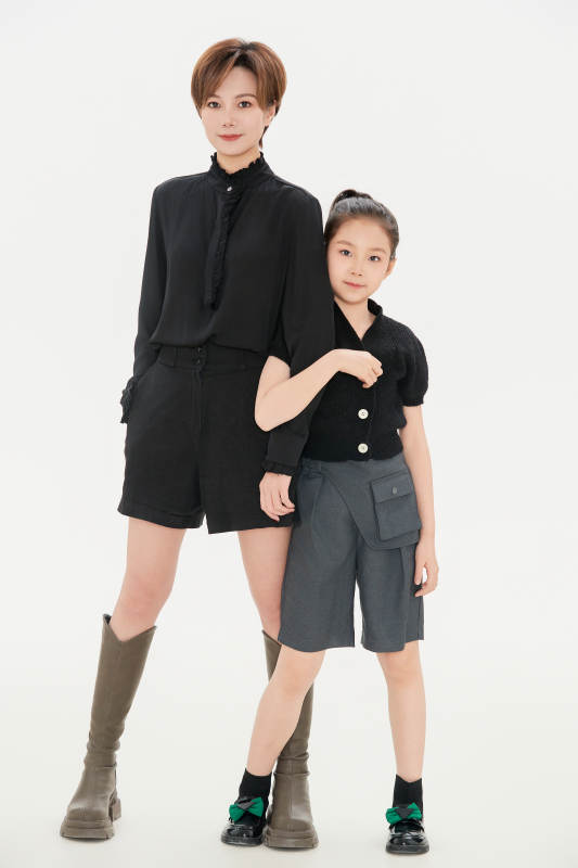 白色背景里的美丽妈妈与可爱女儿亲子人像图片