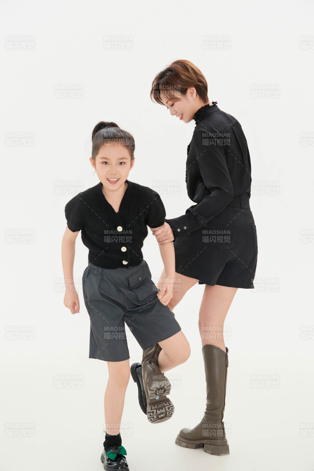 白色背景里的美丽妈妈与可爱女儿亲子人像图片