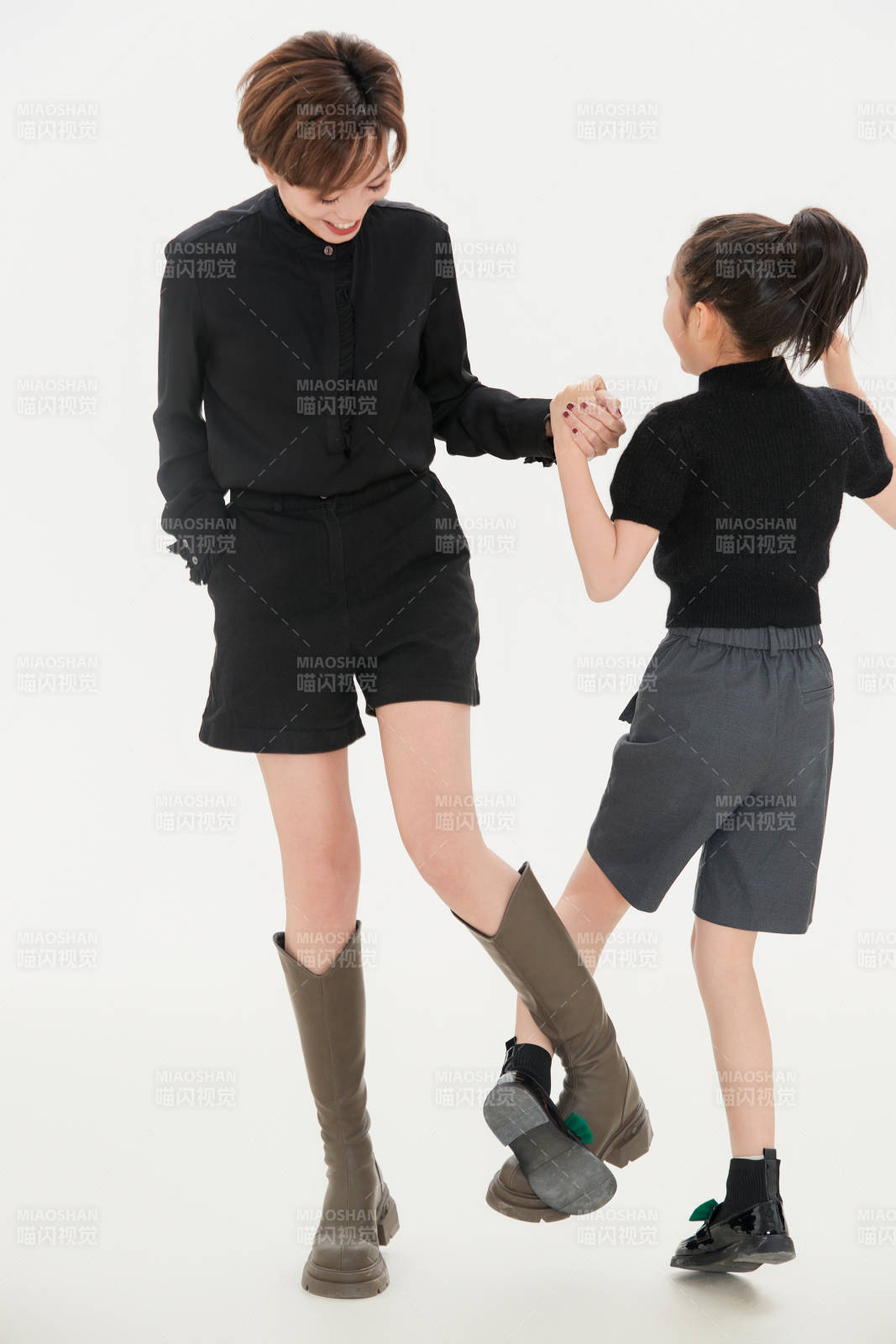 白色背景里的美丽妈妈与可爱女儿亲子人像图片