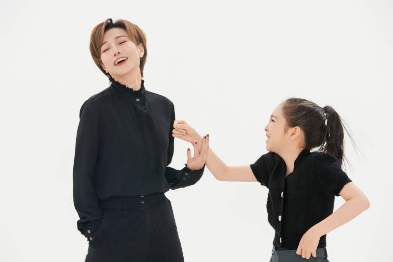 白色背景里的美丽妈妈与可爱女儿亲子人像图片