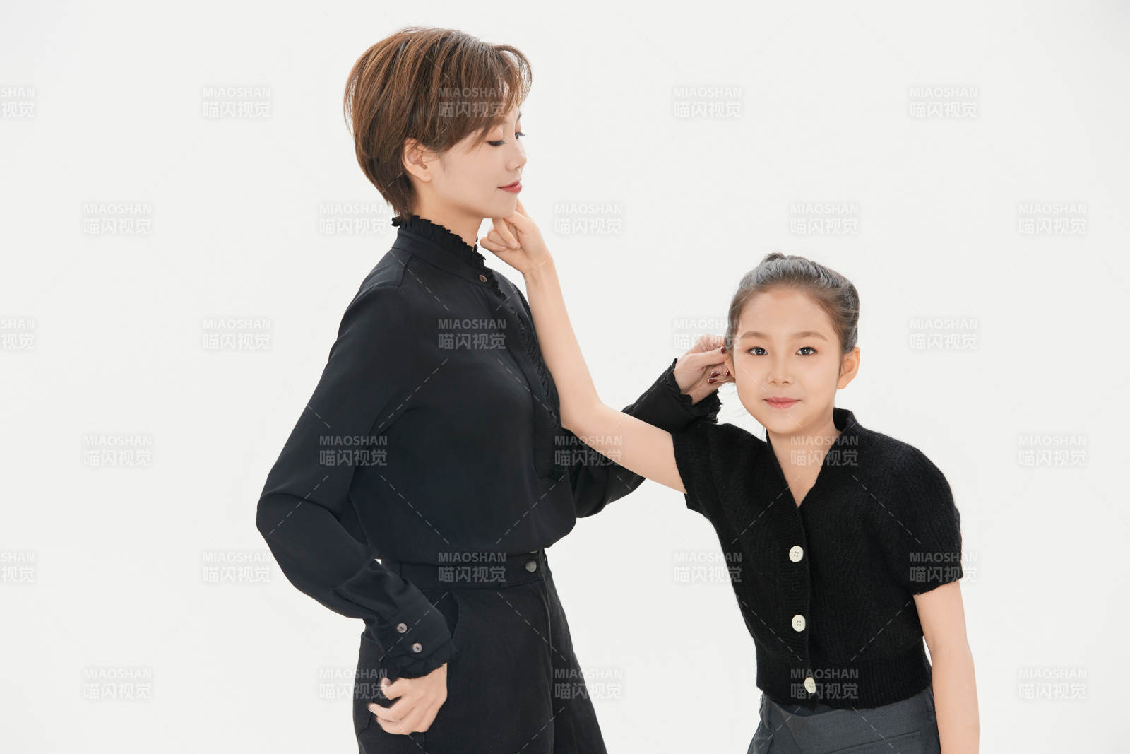 白色背景里的美丽妈妈与可爱女儿亲子人像图片