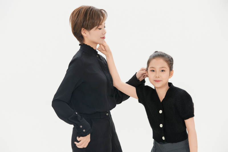 白色背景里的美丽妈妈与可爱女儿亲子人像图片