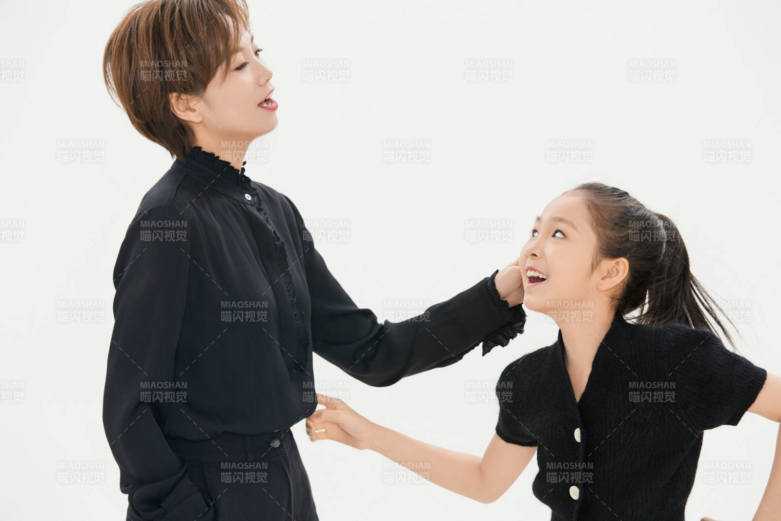 白色背景里的美丽妈妈与可爱女儿亲子人像图片