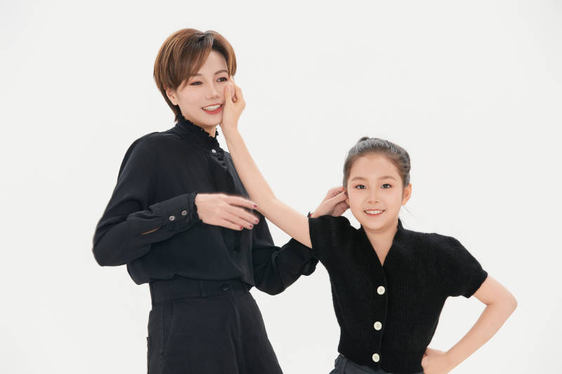 白色背景里的美丽妈妈与可爱女儿亲子人像图片