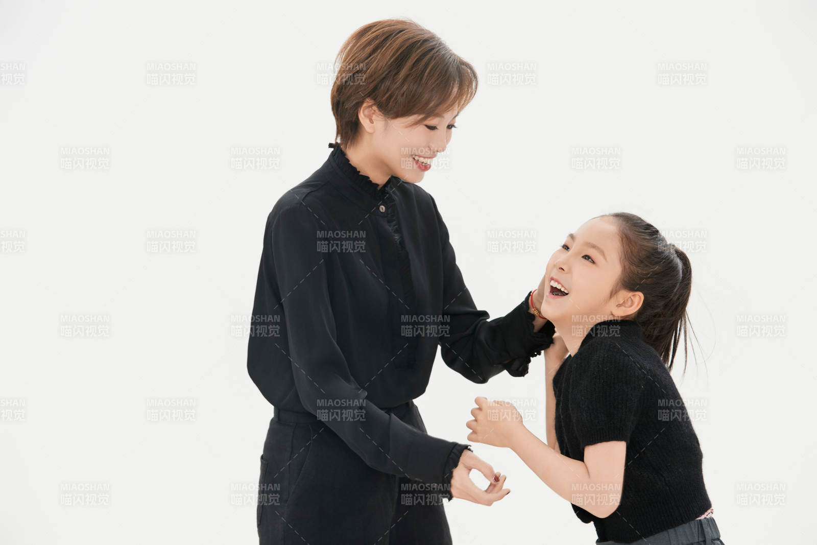 白色背景里的美丽妈妈与可爱女儿亲子人像图片