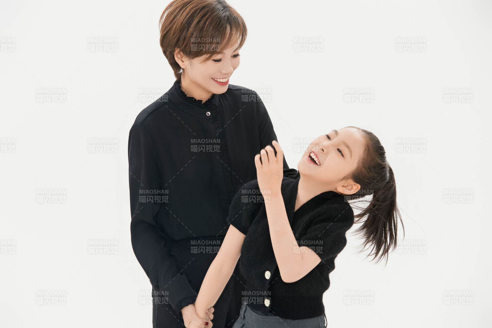 白色背景里的美丽妈妈与可爱女儿亲子人像图片