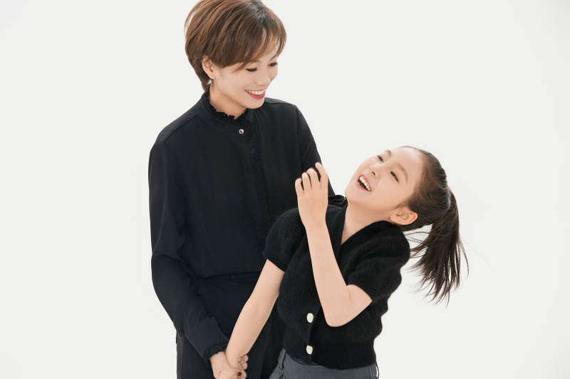 白色背景里的美丽妈妈与可爱女儿亲子人像图片