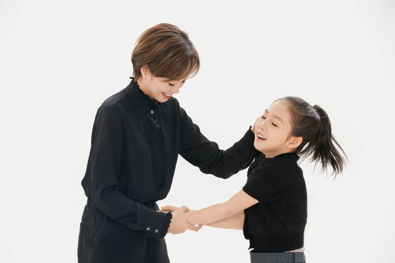 白色背景里的美丽妈妈与可爱女儿亲子人像图片