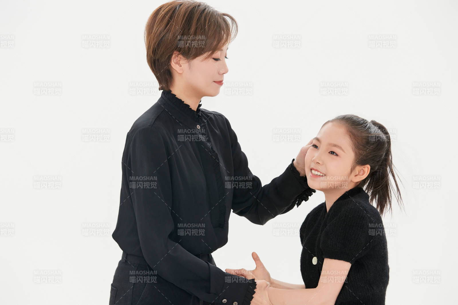 白色背景里的美丽妈妈与可爱女儿亲子人像图片