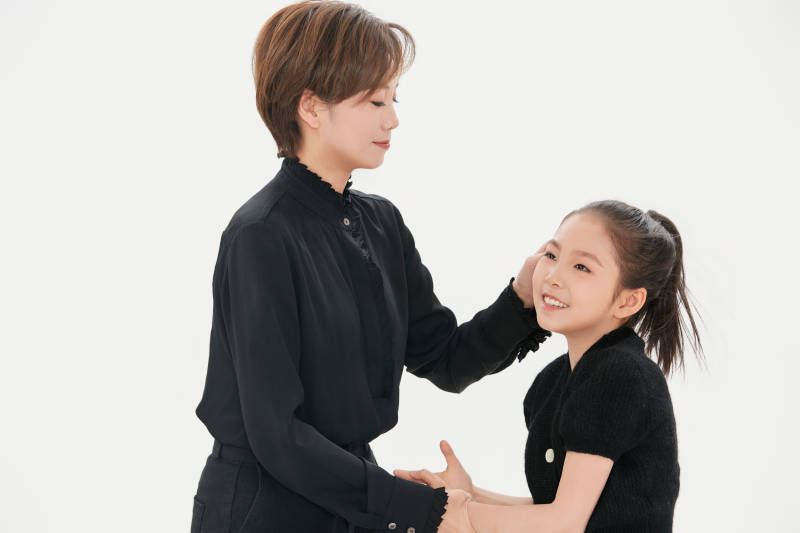 白色背景里的美丽妈妈与可爱女儿亲子人像图片